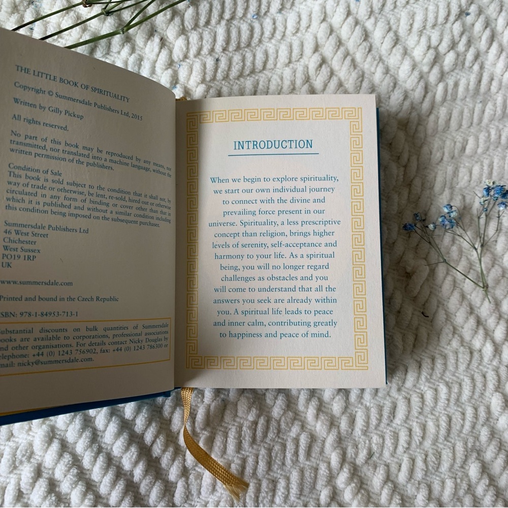 ♡ SOLD!! Urban Outfitters The Little Book Of Spiritually NWOT - Picture 4 of 6